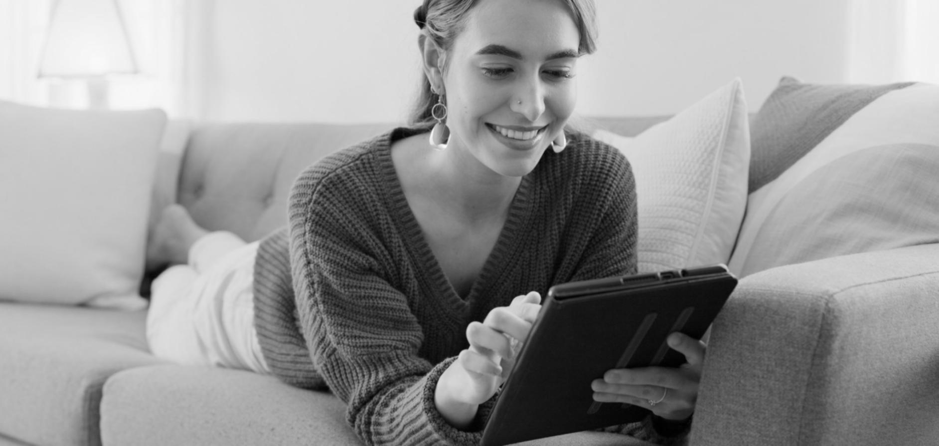 Geschäftsteam diskutiert Finanzstrategien und Projektplanung