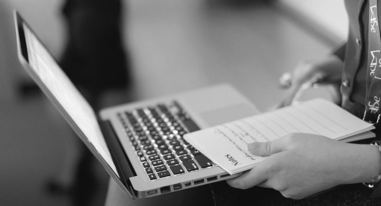 Teilnehmende bei einer interaktiven Gruppenarbeit mit Finanzanalysen