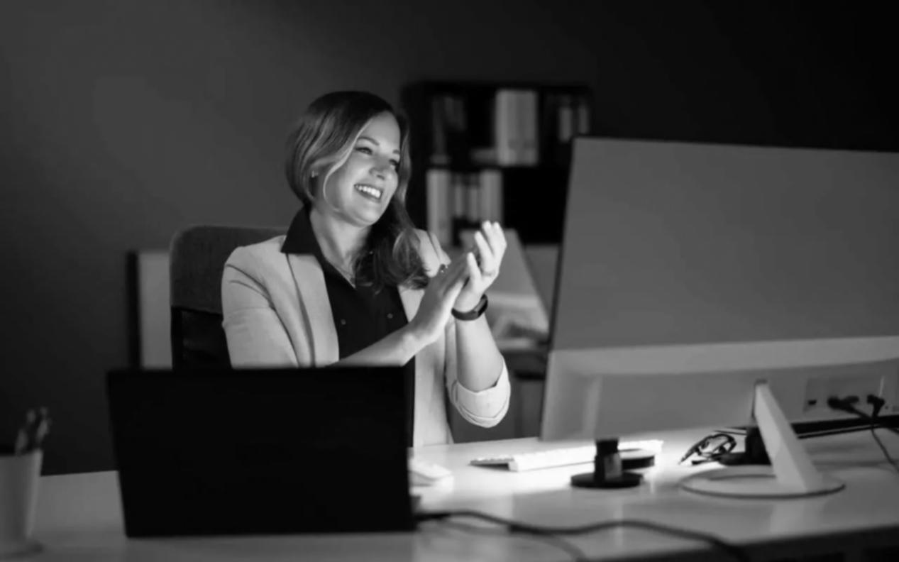 Finanzielle Datenanalyse und Geschäftsperformance-Metriken auf Bildschirmen